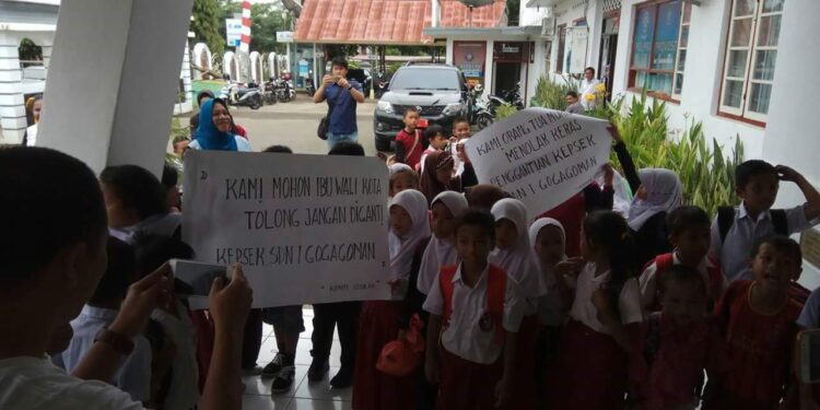 Tolak Penggantian Kepsek, Siswa SDN 1 Gogagoman Demo