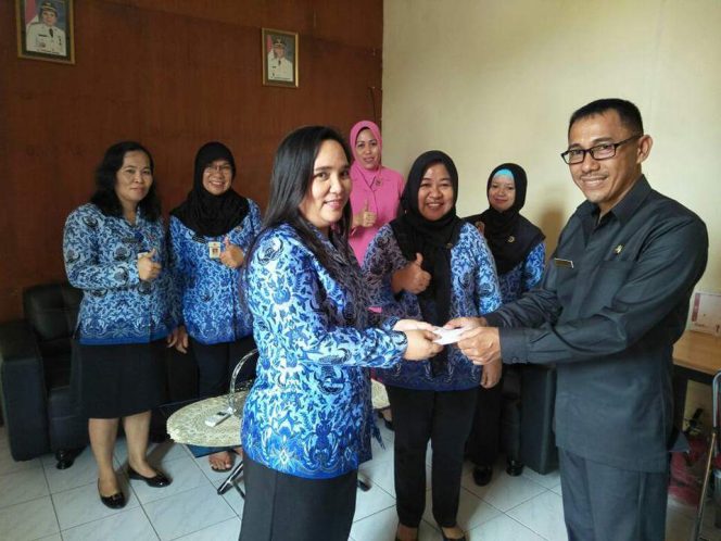 
 Kepala Dinkes, drg Haris Mongilong, serahkan reward bagi ASN Dinkes teladan