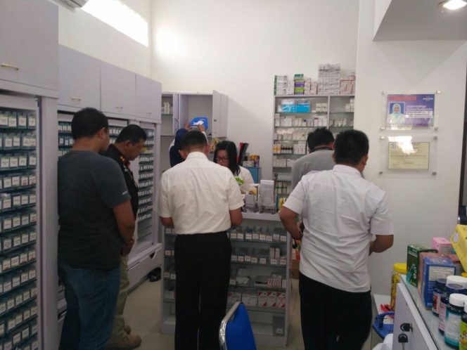 
Tim gabungan melakukan pemeriksaan apotek dan toko obat se-Kotamobagu