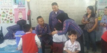 Dinkes Kotamobagu Turun ke Sekolah Lakukan Imunisasi   