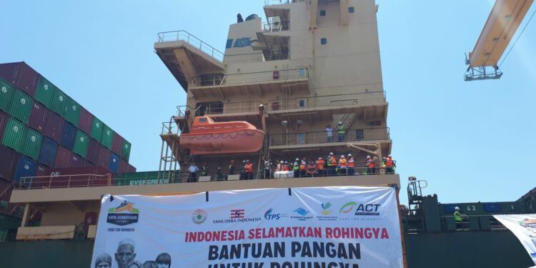 Khofifah Berangkatkan Kapal Berisi 2 Juta Kg Beras untuk Rohingya