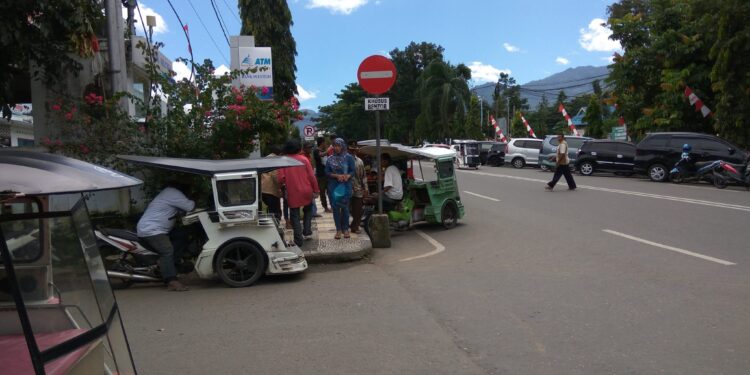 Dishub Diminta Tertibkan Bentor yang Parkir Sembarangan