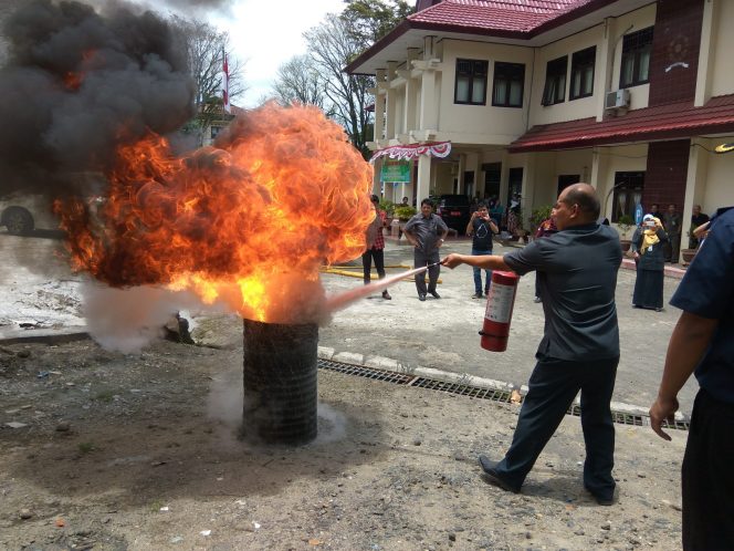 
Tampak pegawai PN Kotamobagu melakukan simulasi pemadaman kebakaran