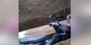 Heboh! Jenazah Ini Dikubur Bersama Motor Kesayangannya