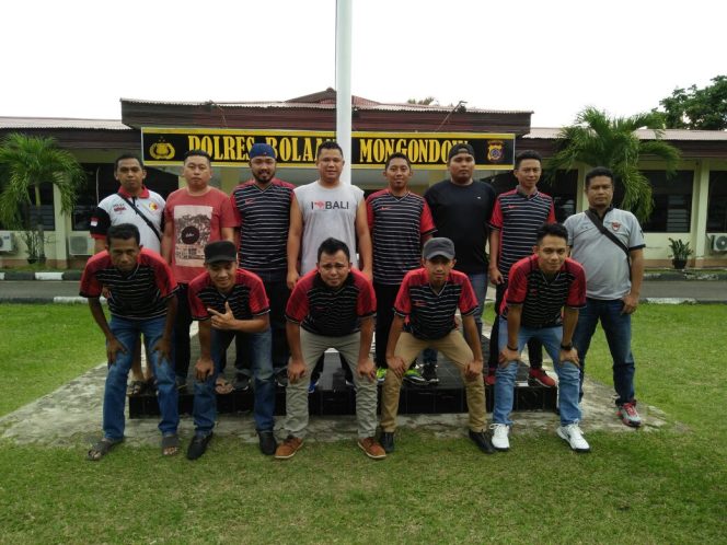 
Kapolres Bolmong, AKBP Gani Fernando Siahaan, SIK, MH, berfoto bersama tim MBFC 