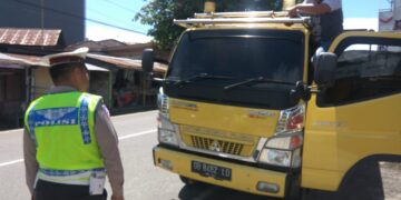 Polisi Tilang Kendaraan Pakai Rotator dan Sirine