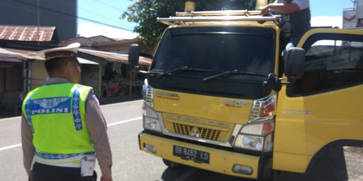 Polisi Tilang Kendaraan Pakai Rotator dan Sirine