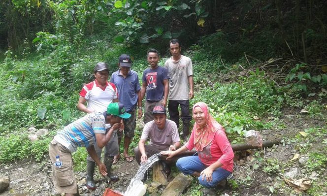 
Sangadi Tanoyan Selatan bersama warga, meninjau lokasi air bersih