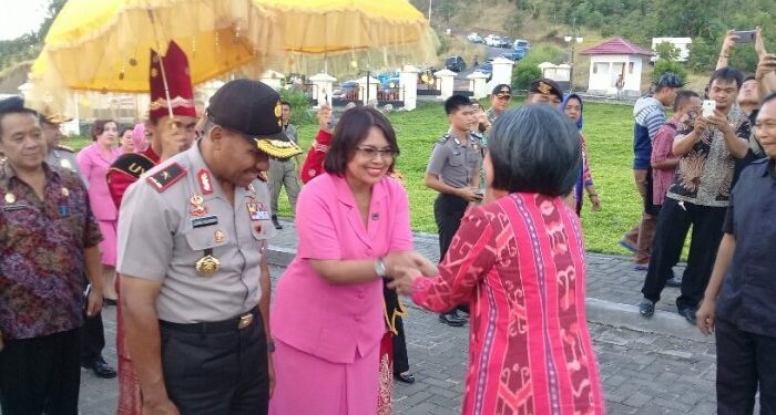 Pemkab Bolmong Jemput Wakpolda Sulut Secara Adat