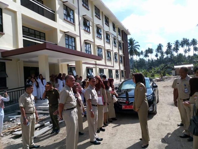 
Walikota Tatong Bara usai menggelar apel di RSUD Kotamobagu dan meninjau langsung pembangunan Rusunawa bagi petugas medis
