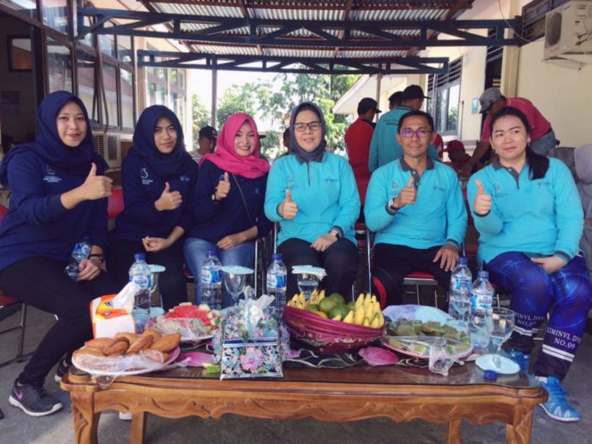 
Walikota Tatong Bara bersama Kepala Dinkes Kotamobagu dan sejumlah petugas medis usai mengikuti jalan sehat 