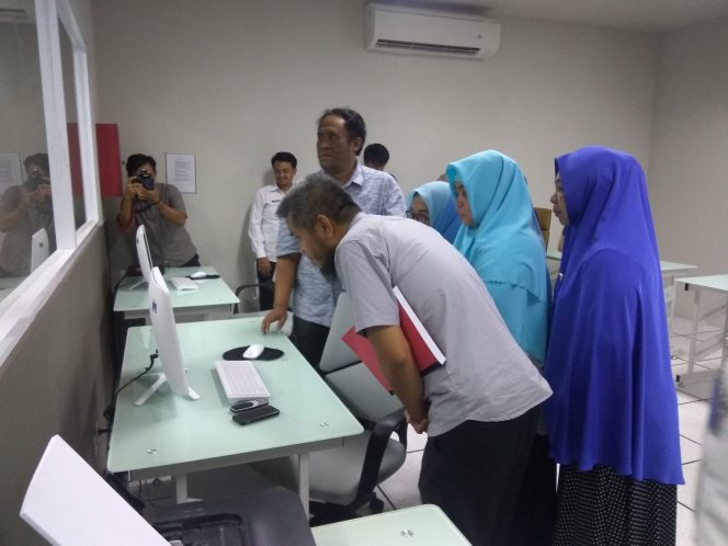 
Diskominfo Provinsi Gorontalo saat meninjau ruangan Data Center Kominfo Kotamobagu