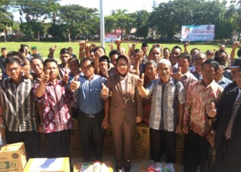 Tatong Serahkan Bantuan Kepada Kelompok Tani