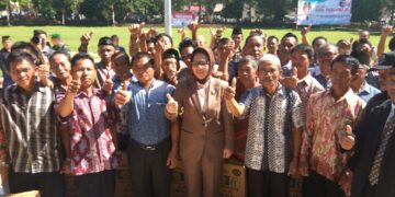 Tatong Serahkan Bantuan Kepada Kelompok Tani