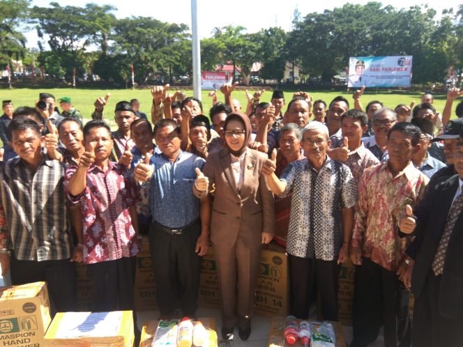
Tatong Serahkan Bantuan Kepada Kelompok Tani