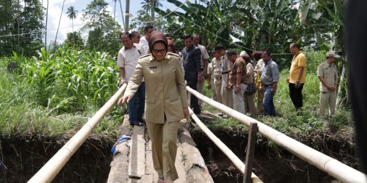 Pakai Sendal Jepit, Tatong Tinjau Lokasi Banjir