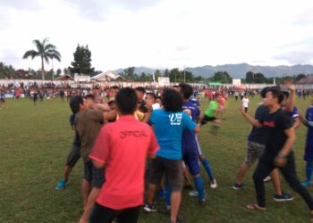 Walikota Cup Ricuh, Pendukung BMM Hajar Wasit