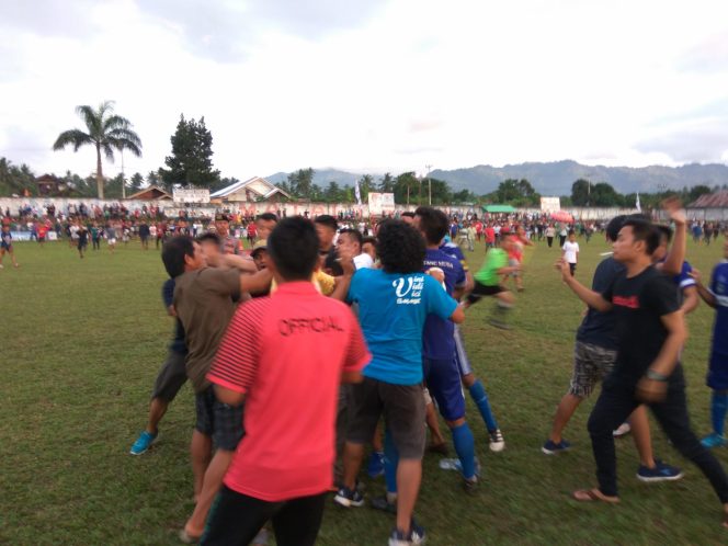 
Wasit pertandingan saat dihajar massa