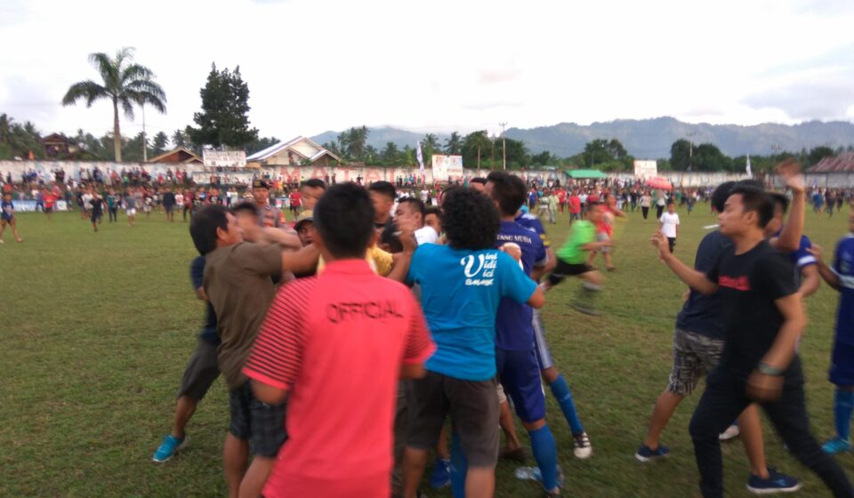 Walikota Cup Ricuh, Pendukung BMM Hajar Wasit