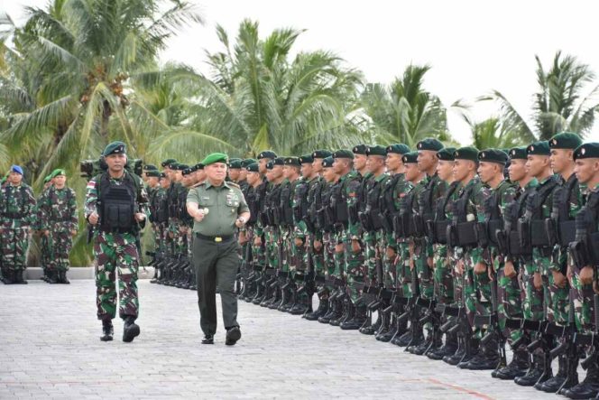 
4 Januari Satgas Yonif Raider 712/WT Diberangkatkan ke Papua, Pangdam Pimpin Upacara Kesiapan Pemberangkatan