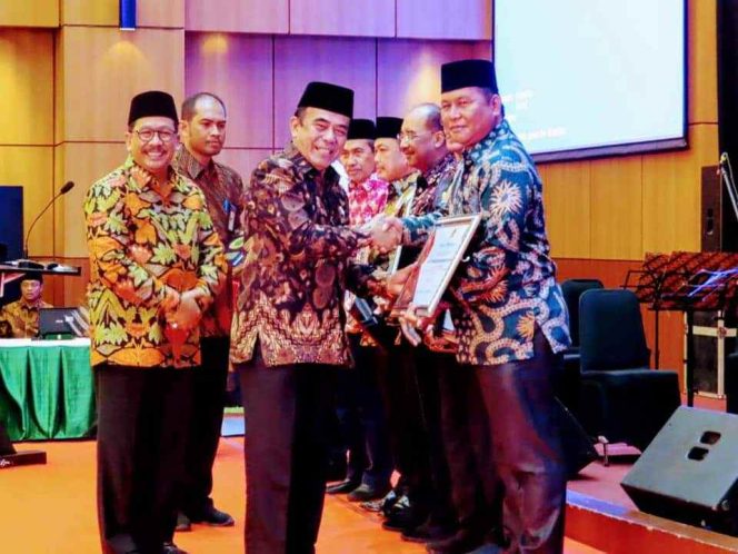 
Kembangkan Pendidikan Agama dan Keagamaan, Bupati Bolsel Terima Penghargaan dari Kemenag