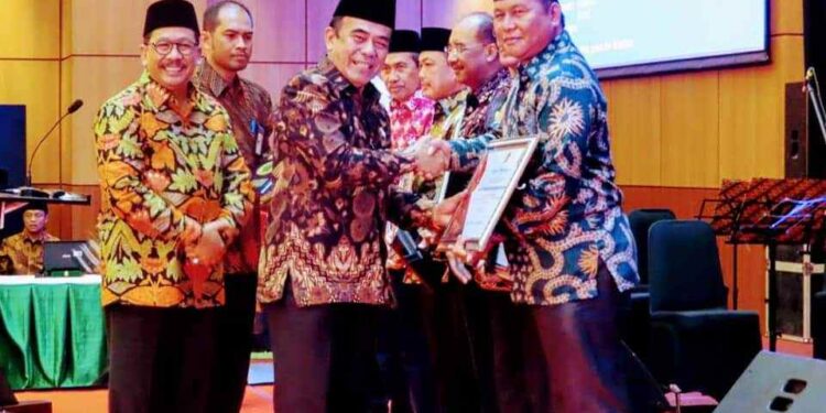 Kembangkan Pendidikan Agama dan Keagamaan, Bupati Bolsel Terima Penghargaan dari Kemenag