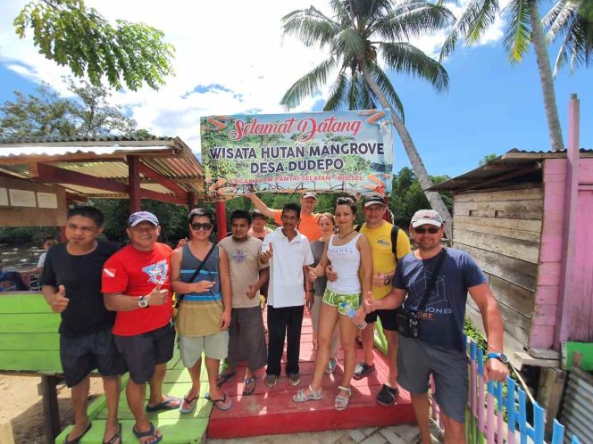 
Wisatawan Rusia Takjub Saat Berkunjung di Ekowisata Mangrove Desa Dudepo