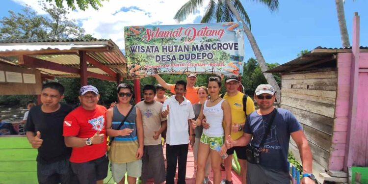 Wisatawan Rusia Takjub Saat Berkunjung di Ekowisata Mangrove Desa Dudepo