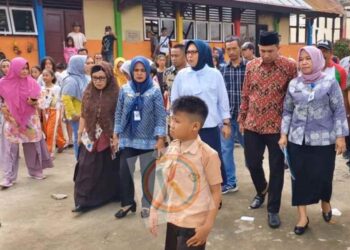 Tatong Lihat Langsung Kondisi SD dan Rumah Warga Yang Terbakar