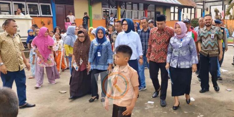 Tatong Lihat Langsung Kondisi SD dan Rumah Warga Yang Terbakar