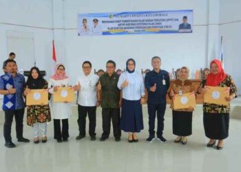 Tatong Bara menyerahkan Surat Pemberitahuan Pajak Daerah Terhutang (SPPDT) Tahun 2020