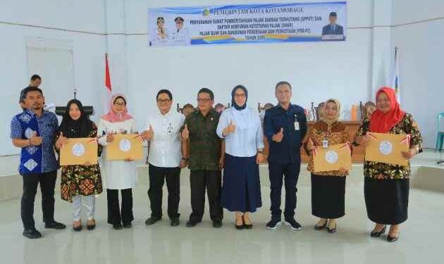 Tatong Bara menyerahkan Surat Pemberitahuan Pajak Daerah Terhutang (SPPDT) Tahun 2020