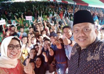 Olly dan Yasti Angkat Jempol Bersama Ribuan Umat Islam yang Padati Halaman Kantor Bupati Bolmong