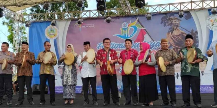 Tahlis Wakili Bupati Yasti Hadir di Fesbudjaton se-Indonesia Timur