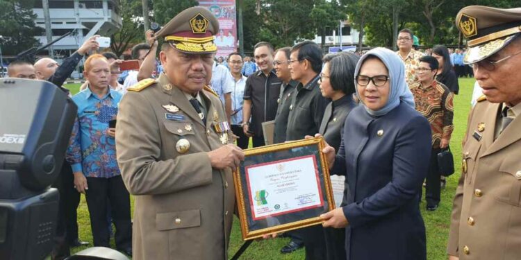 Diserahkan Langsung Gubernur Sulut, Tatong Terima Penghargaan K3