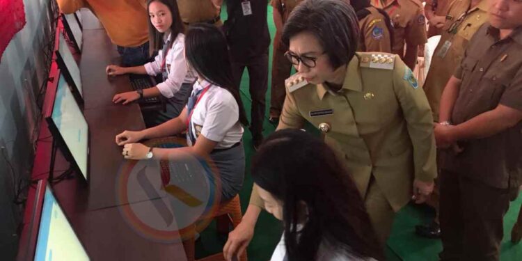 Buka UNBK SMK, Bupati Yasti Video Conference dengan Wagub Sulut