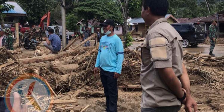 Bupati dan Sekda Bolmong Pimpin Kerja Bakti di Desa Terdampak Banjir Bandang