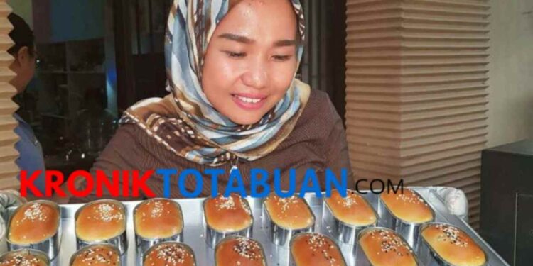 Ibu Muda Ini Hasilkan Keuntungan Dari Bisnis Kue Rumahan
