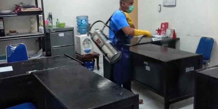 Tangkal Covid-19, Kantor Bupati Bolmong Disemprot Cairan Disinfektan