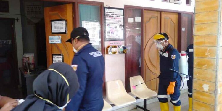 Faskes Desa dan Kelurahan Disemprot Disinfektan