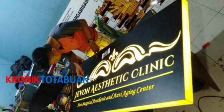 Tekuni Pembuatan Huruf Timbul Akrilik, Iwan Raup Omset Jutaan Perbulan