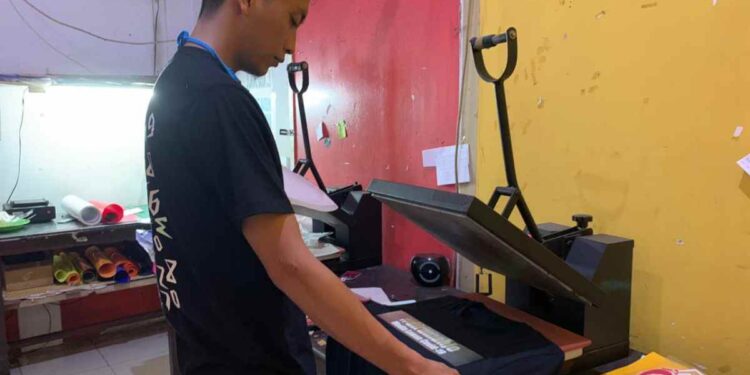 Raup Untung Jutaan Sebulan, Rico Konsisten Berbisnis Sablon Kaos