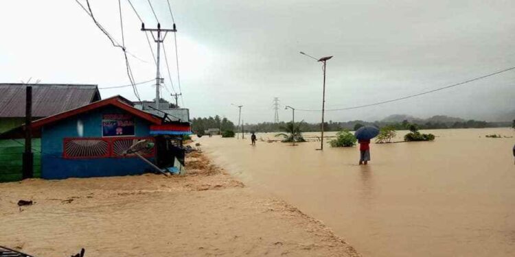 Jalan Trans Sulawesi di Bintauna Tertutup Banjir