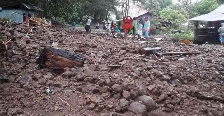Longsor Menutupi Jalan Trans Sulawesi di Bolmut