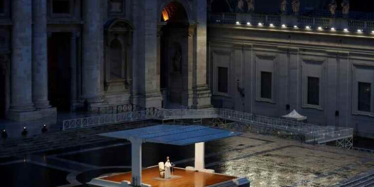 Tanpa Jemaat, Paus Fransiskus Sampaikan “Doa Luar Biasa Masa Pandemi” di Vatikan