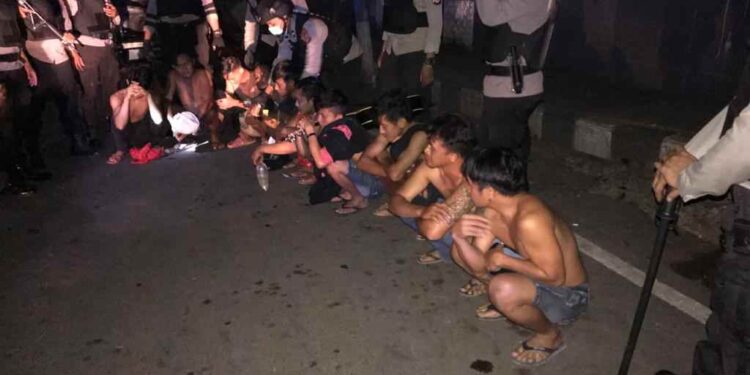 Pesta Miras dan Hirup Lem, 10 Pemuda Diamankan Tim Anoa di Taman Kota