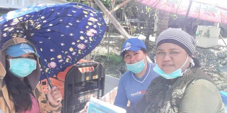 Salut! Tak Peduli Terik Matahari, Petugas Medis Buntalo Sosialisasikan Dampak Virus Korona Pakai Mobil Terbuka