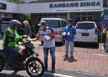 Arema FC Bagikan Makanan Kepada Pekerja Informal Terdampak Korona