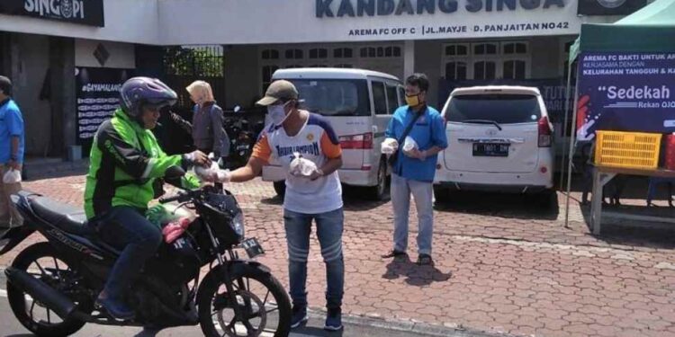 Arema FC Bagikan Makanan Kepada Pekerja Informal Terdampak Korona