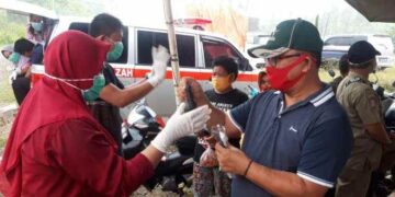 DPC PDIP Bolsel Bagikan Masker di Pasar Soguo